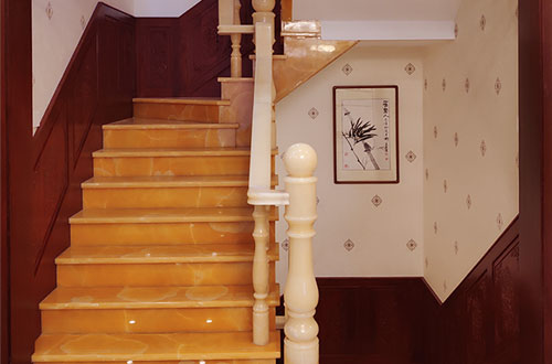 张家川中式别墅室内汉白玉石楼梯的定制安装装饰效果